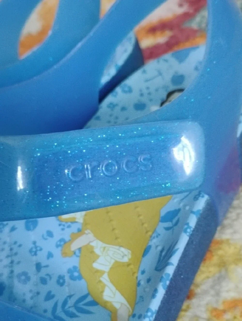 CROCS Girls Blue Snow White Sandals with Red Bow and Apple Charm, J5